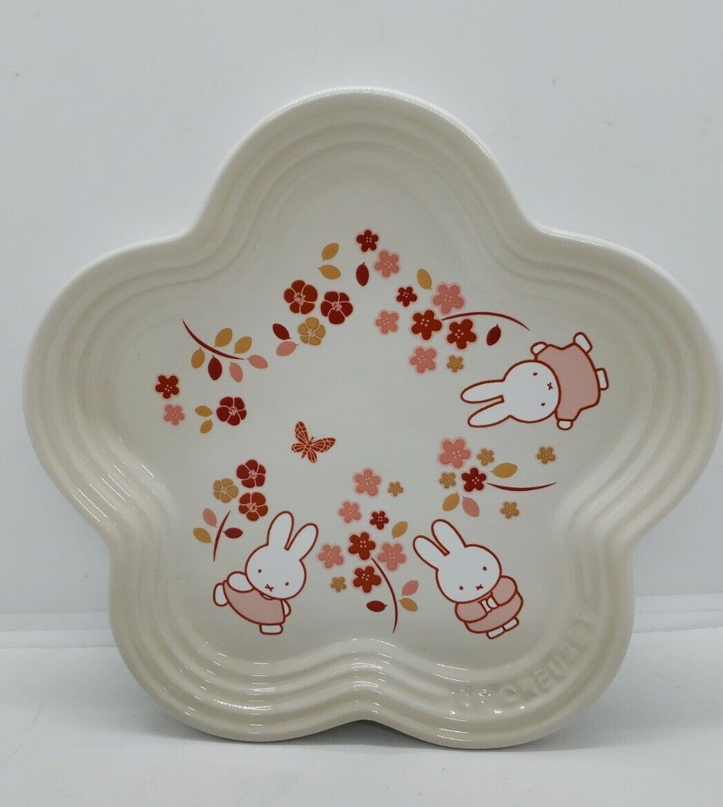 Ceramic plate outlet cat and flower